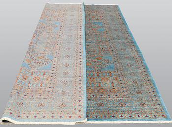 An oriental carpet with a Mamluk pattern, ca 299 x 210 cm.