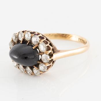 Ring 18K guld med cabochonslipad safir och gammalslipade diamanter.
