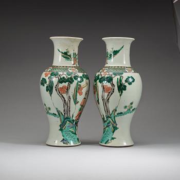 A pair of famille verte vases, late Qing dynsty (1662-1912).