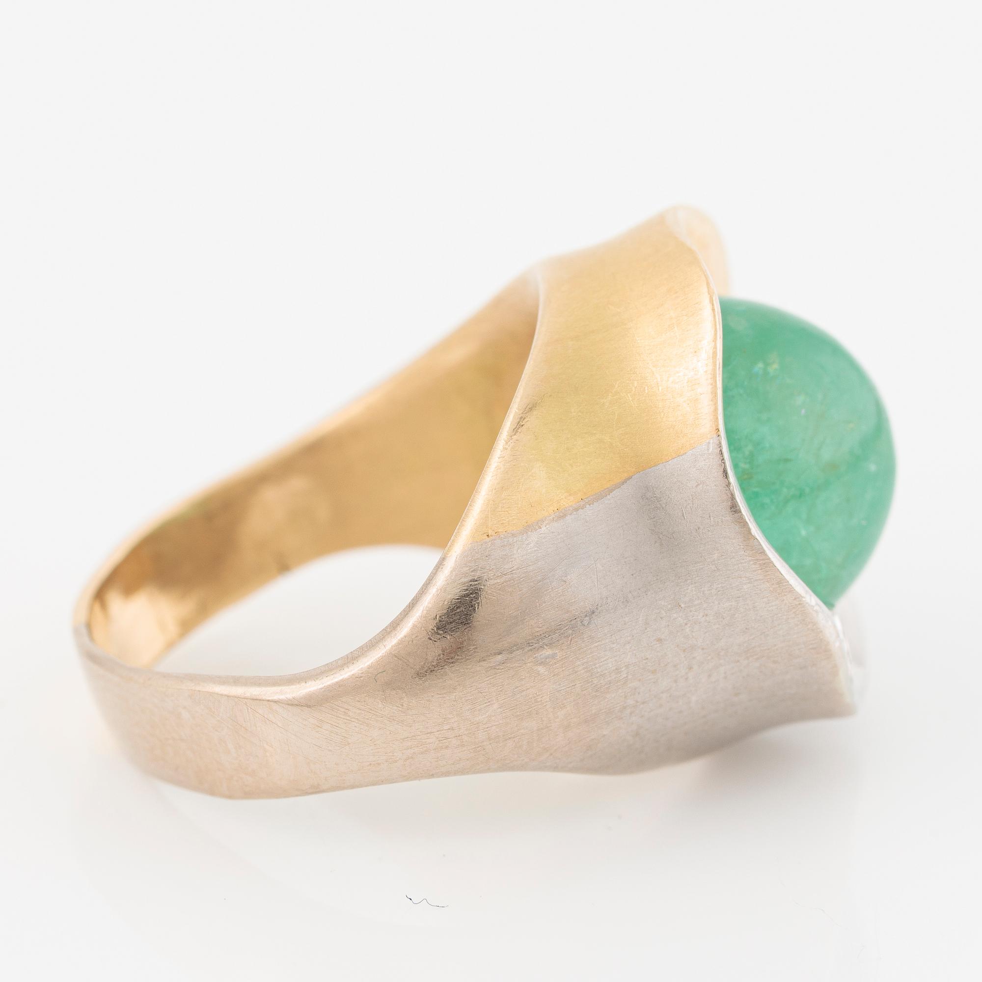 Ring in 18K gold and white gold with a cabochon-cut emerald and a brilliant-cut diamond.