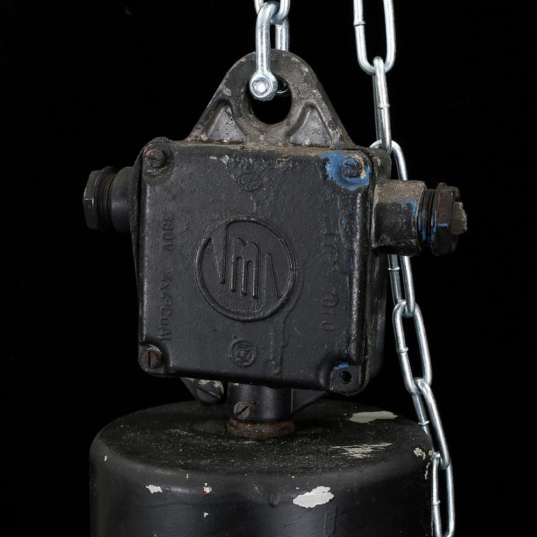 TAKLAMPA, industri, omkring 1900-talets mitt. Höjd 70 cm.