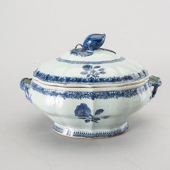 TERRIN med LOCK och FAT, porslin, Kina, omkring 1800.