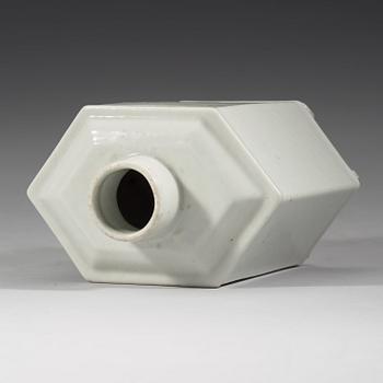A blanc de chin tea caddie, Qing dynasty, Jiaqing (1796-1820).