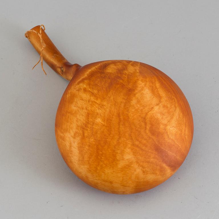 KÅSA SAMT FYRA AMULETTER, sameslöjd, horn och trä, 1900-tal.
