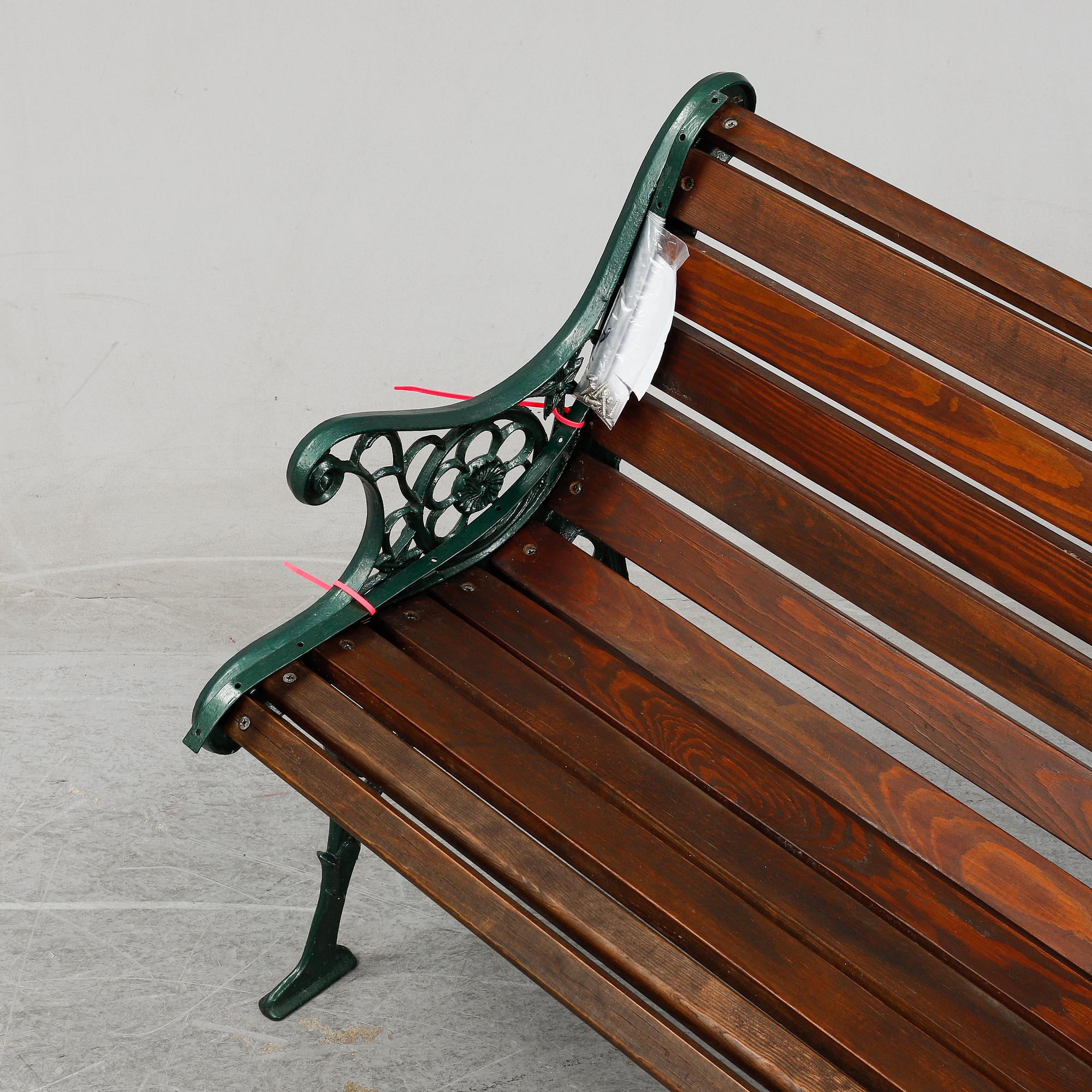 A tennis-/gardenbench, GLTK Gothenburg.