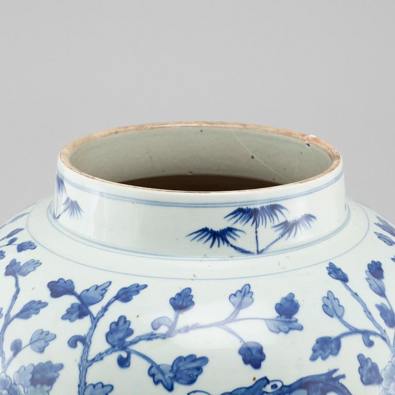 A Chinese porcelain urn from around year 1900.