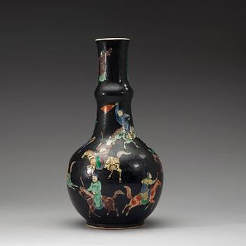 A famille noire vase, late Qing dynasty (1644-1912).