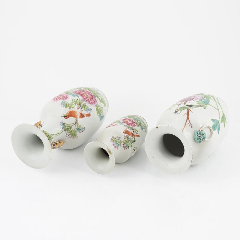 Vaser, tre stycken, porslin. Kina, 1900-tal.