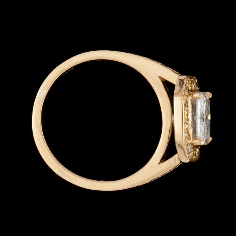 RING, radiant slipad diamant, 2.12 ct samt gula diamanter totalt circa ca 0.50 ct.