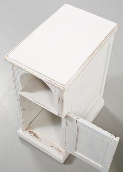 SÄNGBORD, ett par, omkring 1900-talets mitt.