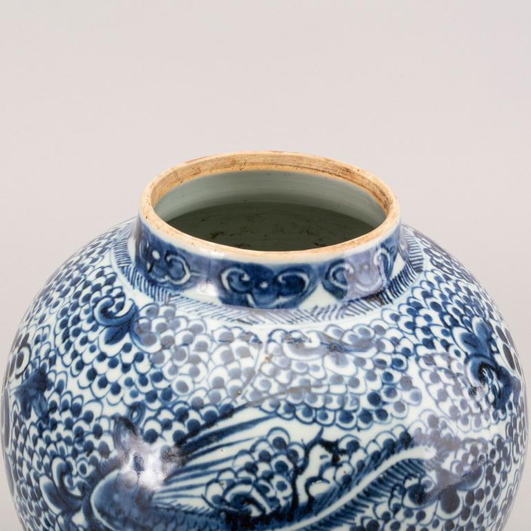 A blue and white phoneix jar with cover, Qing dynasty, 18th Century.