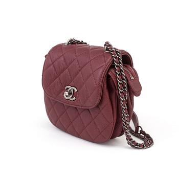 A Chanel quilted crossbody handbag with chain and leather strap.