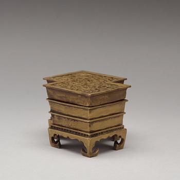 RÖKELSEKAR med LOCK, patinerad brons. Qingdynastin, 1800-tal.