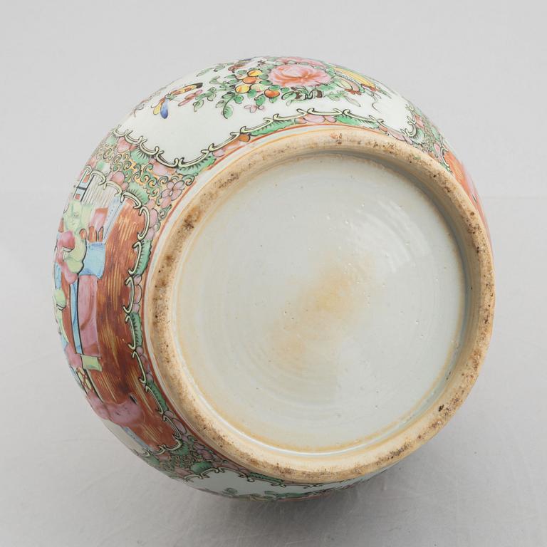 Vas med lock, porslin, Kina. Qingdynastin, Kanton, 1800-talets senare del.