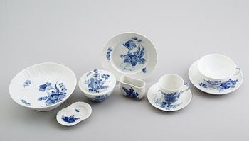 SERVISPORSLIN, 33 delar, porslin, "Blå blomst", Royal Copenhagen.
