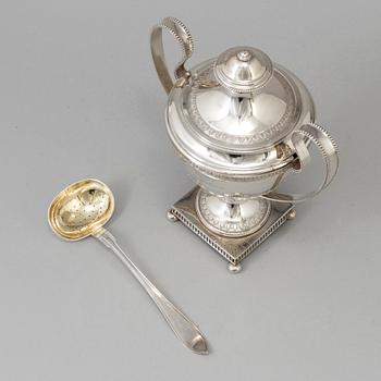 A bowl with a lid and a spoon for sugar, silver. Including CG Hallberg, Stockholm 1900. Total weight 484 grams.