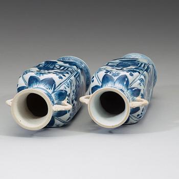 A pair of blue and white vases, Qing dynasty, Kangxi (1662-1722).