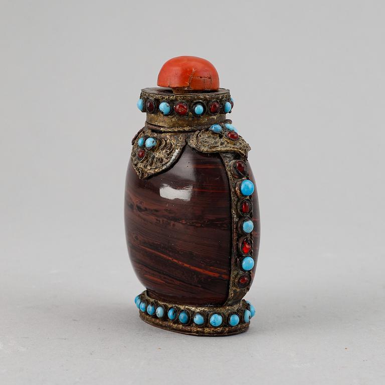 Snusflaska, metallbeklädd med inläggningar i turkos och glas. Tibet, 1800-tal.