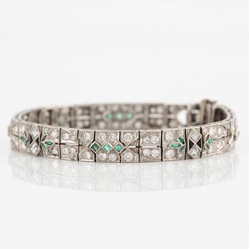 Armband platina med runda briljant-, åttkant och trappslipade diamanter, smaragder och onyx.