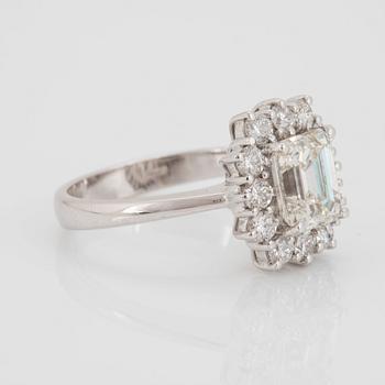 Ring 18K guld med en smaragdslipad diamant 2.04 ct kvalitet J vs1 enligt medföljande IGI certifikat.