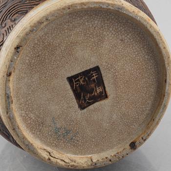 A porcelain vase, China, late Qing dynasty.