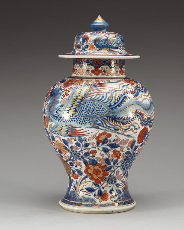 A 'Clobbered' jar with cover, Qing dynasty, Kangxi (1662-1722).