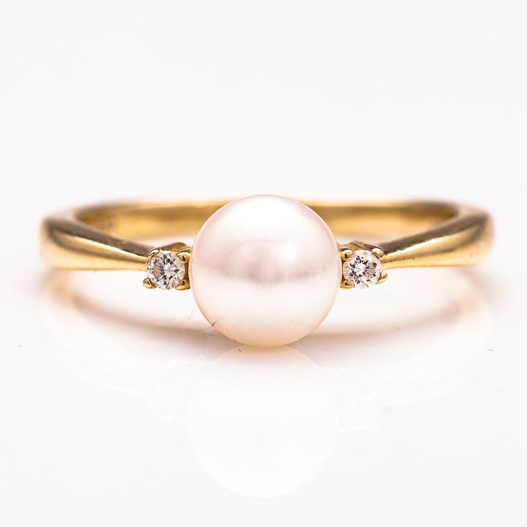 A 14K gold ring wirh diamonds ca 0.10 ct in total and a cultured pearl.
