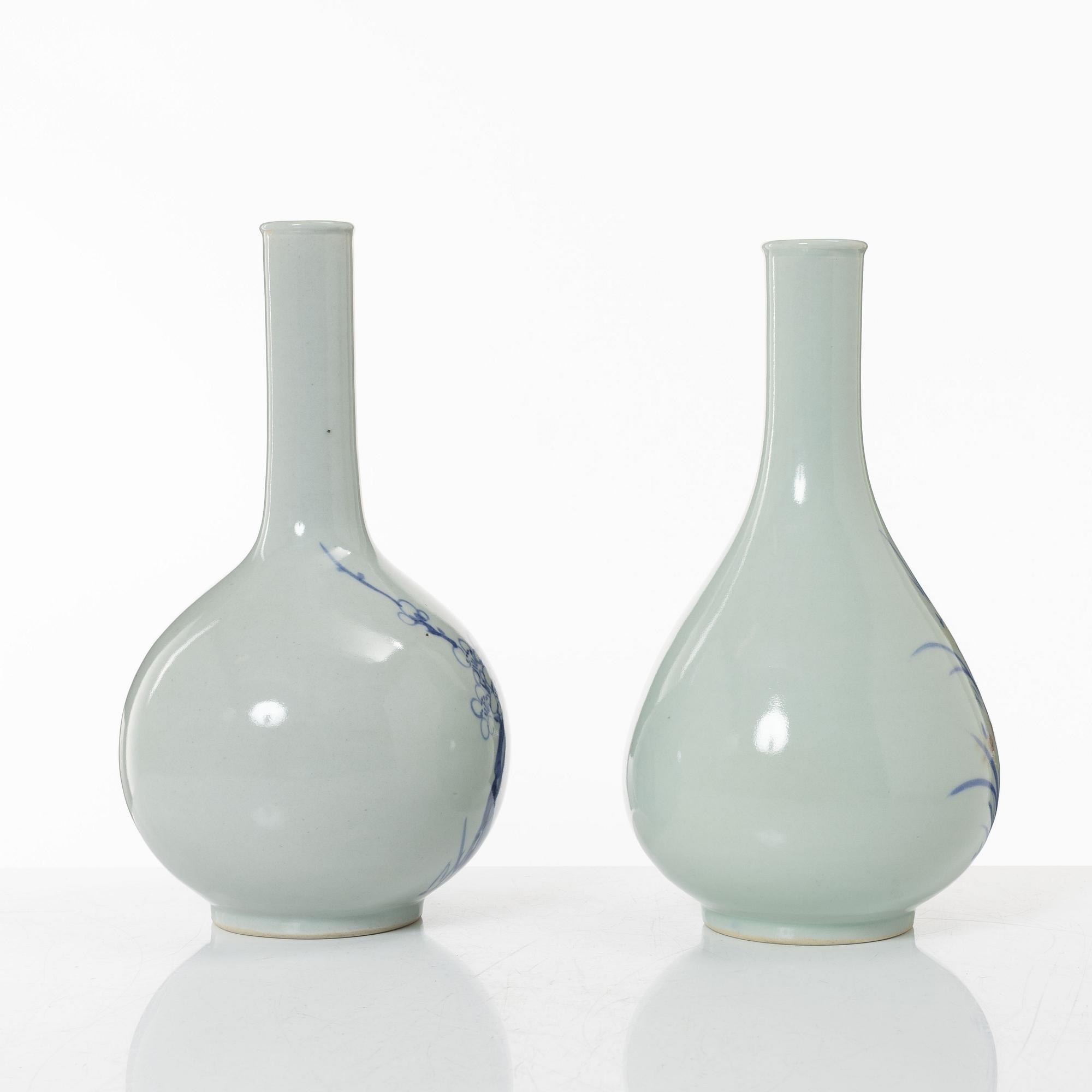 Two porcelain bottles, Japan/Korea, 20th century.