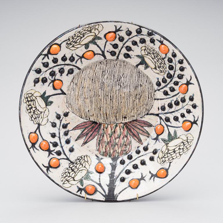 BIRGER KAIPIAINEN, A CERAMIC DISH. Signed Kaipiainen, Arabia. Early 1970s.