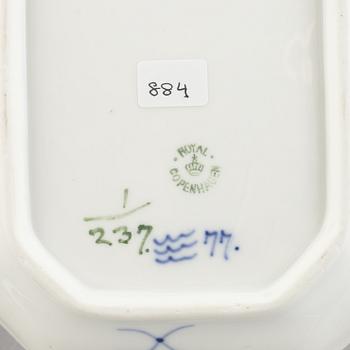 A group of three dishes and two bowls, 'Blue Fluted Plain'/'Musselmalet rifflet', Royal Copenhagen, 1898-1923 and later.