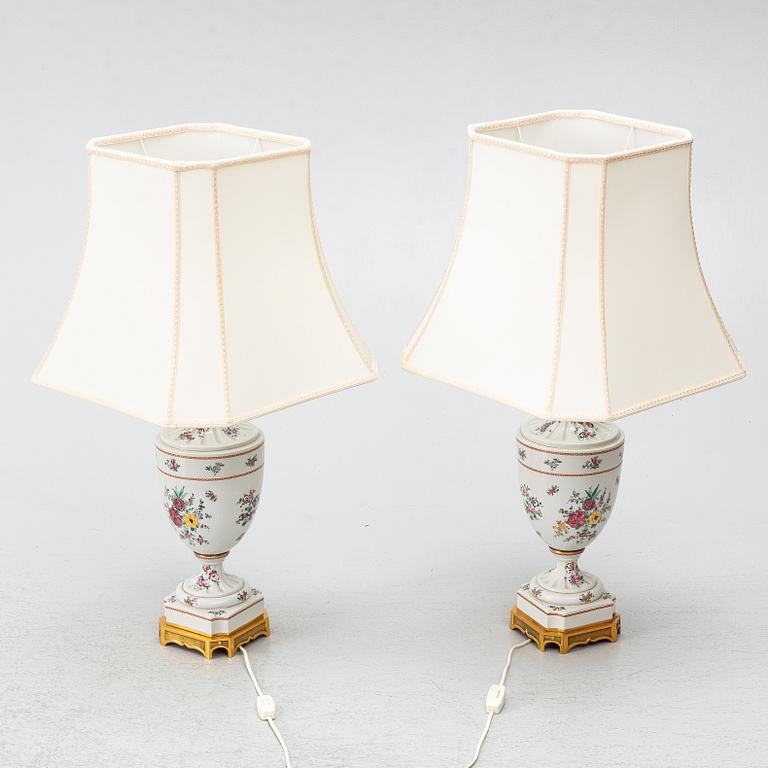 Bordslampor, ett par, Porcelaine de Paris, Frankrike, 1900-talets andra hälft.