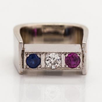 Ole Lynggaard, A 14K white gold ring with a ruby, sapphire and diamond ca. 0.25 ct. Denmark.