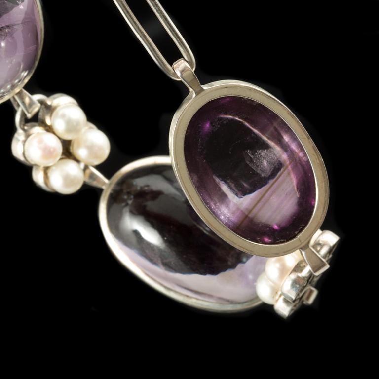 COLLIER, Sterlingsilver med cabochonslipade ametister samt pärlor, Carlman Aktiebolag Hov, Stockholm, 1957 Vikt ca 59 g.