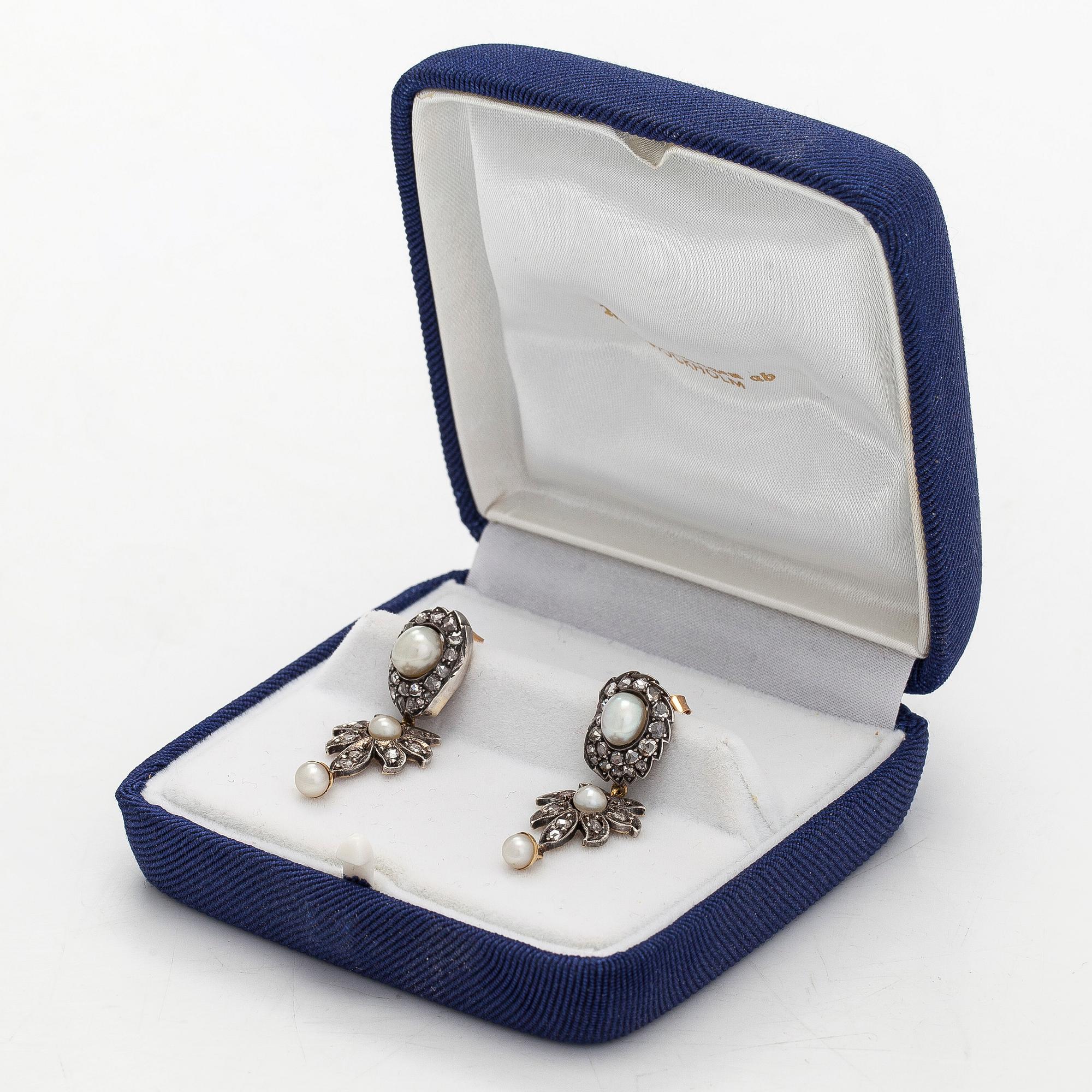 Örhängen med pärlor och rosenslipade diamanter.