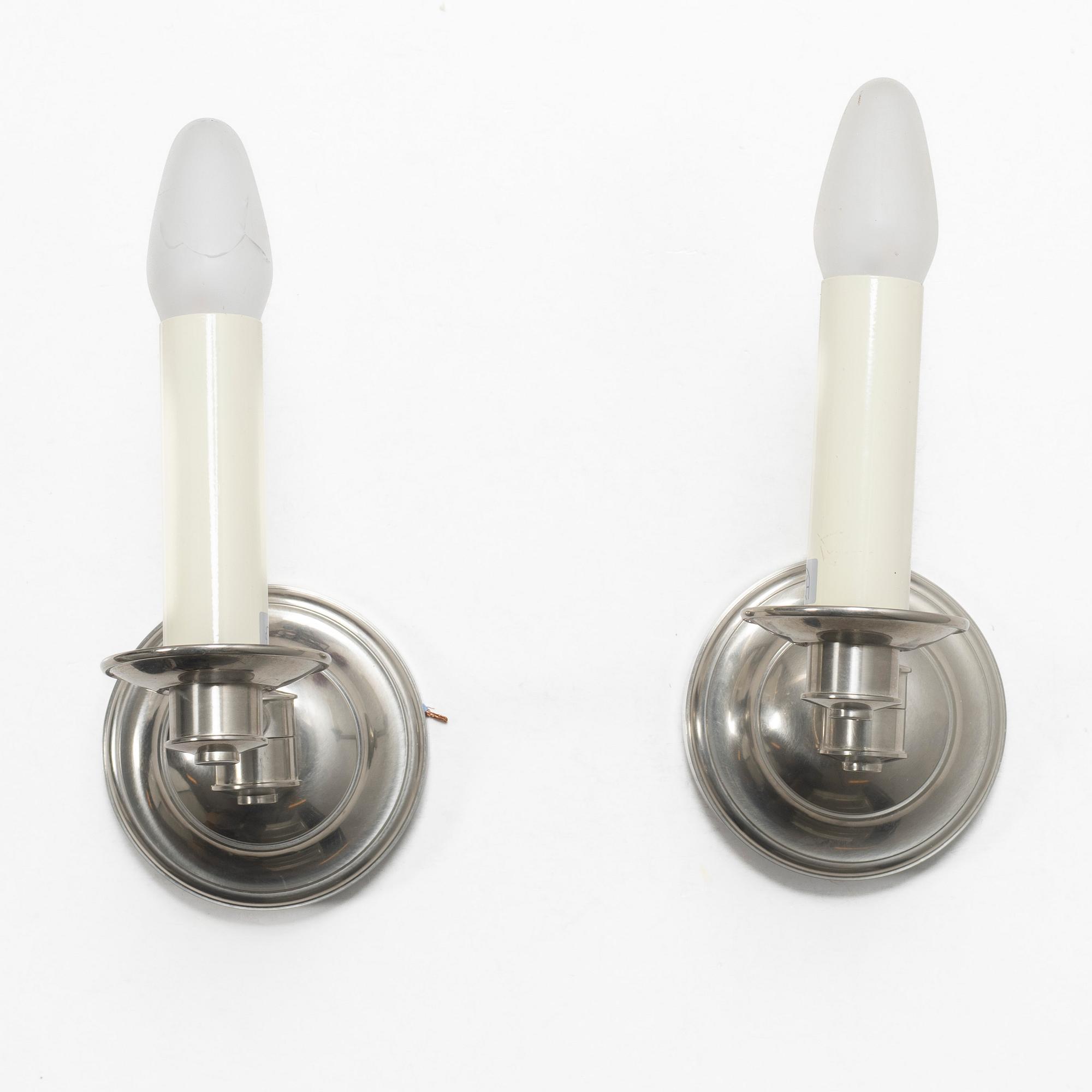 Vägglampor, ett par, "Sussex Swing Arm Bahtroom Wall Light" Vaughan, samtida.