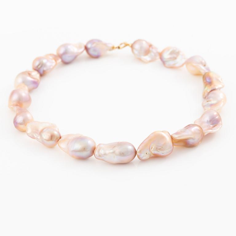 Necklace with cultured baroque rosé pearls, clasp 18K gold.