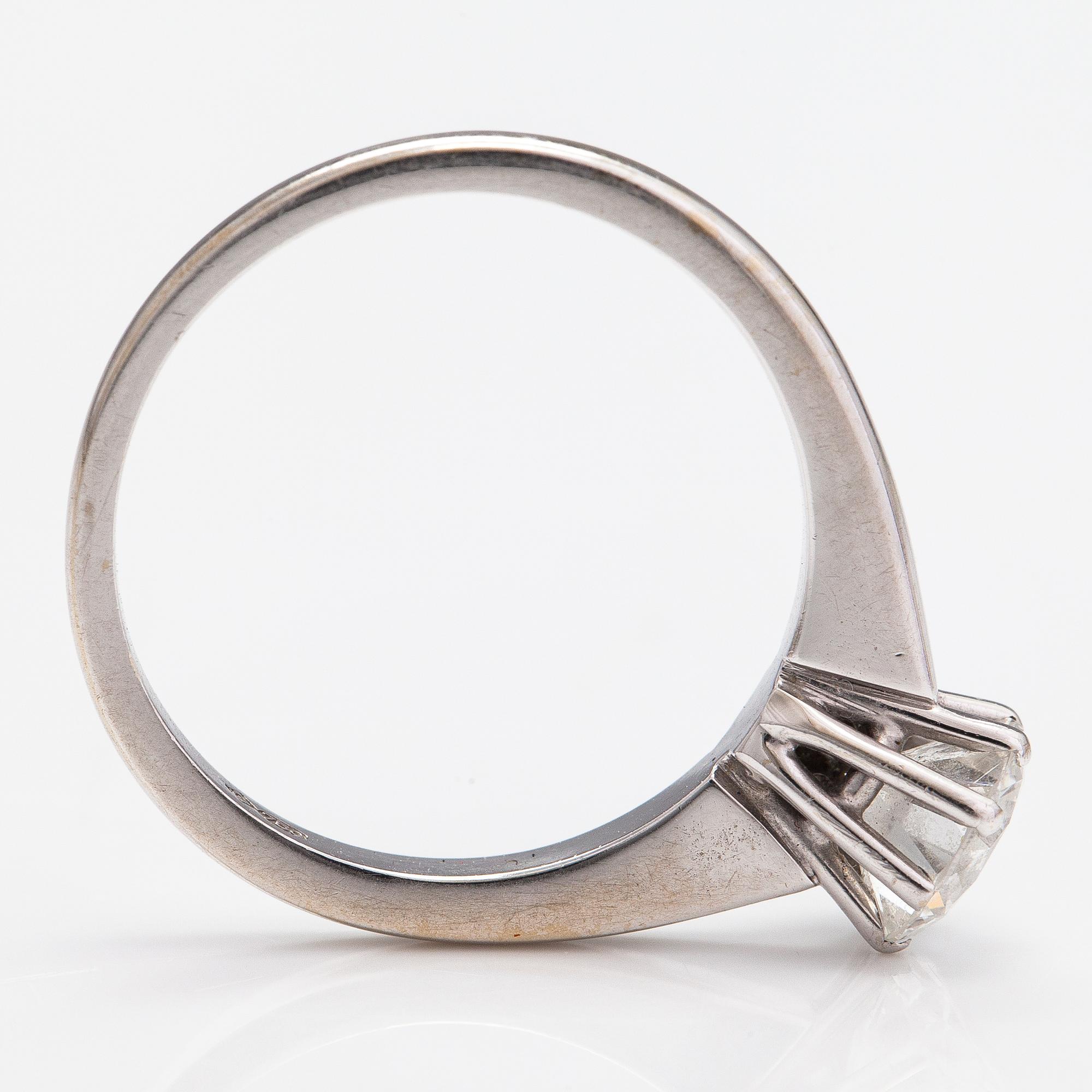 An 18K white gold ring with a ca. 1.01 ct diamond according to certificate.