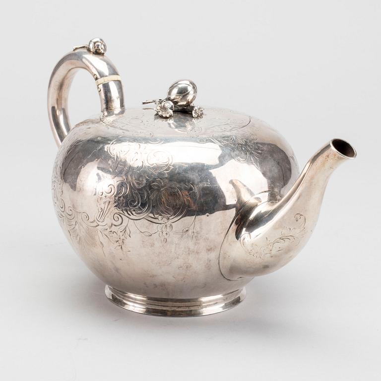 A SILVER TEAPOT LAMBERT COVENTRY St. 1860-1- London.
