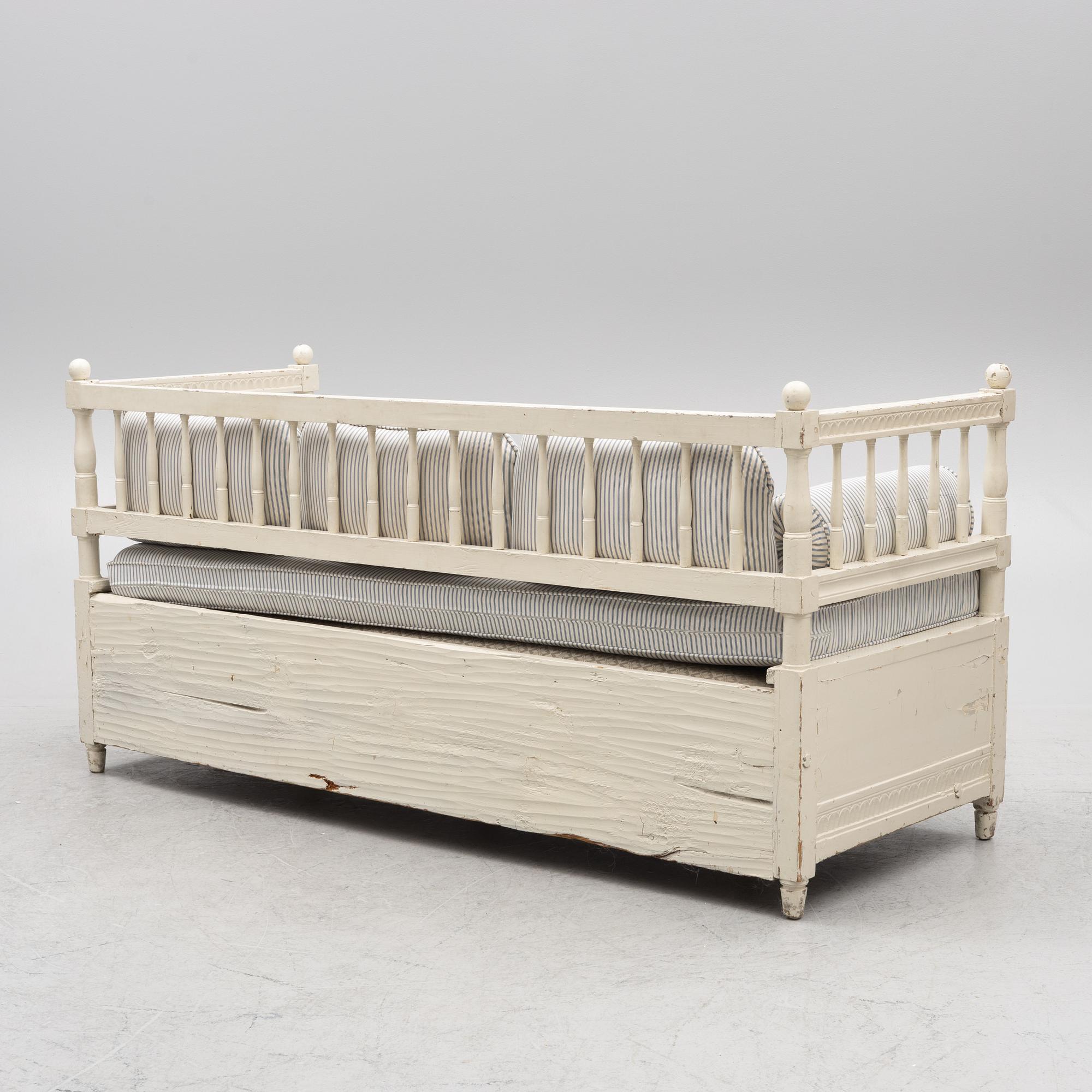 A Gustavian sofa, from around the year 1800.