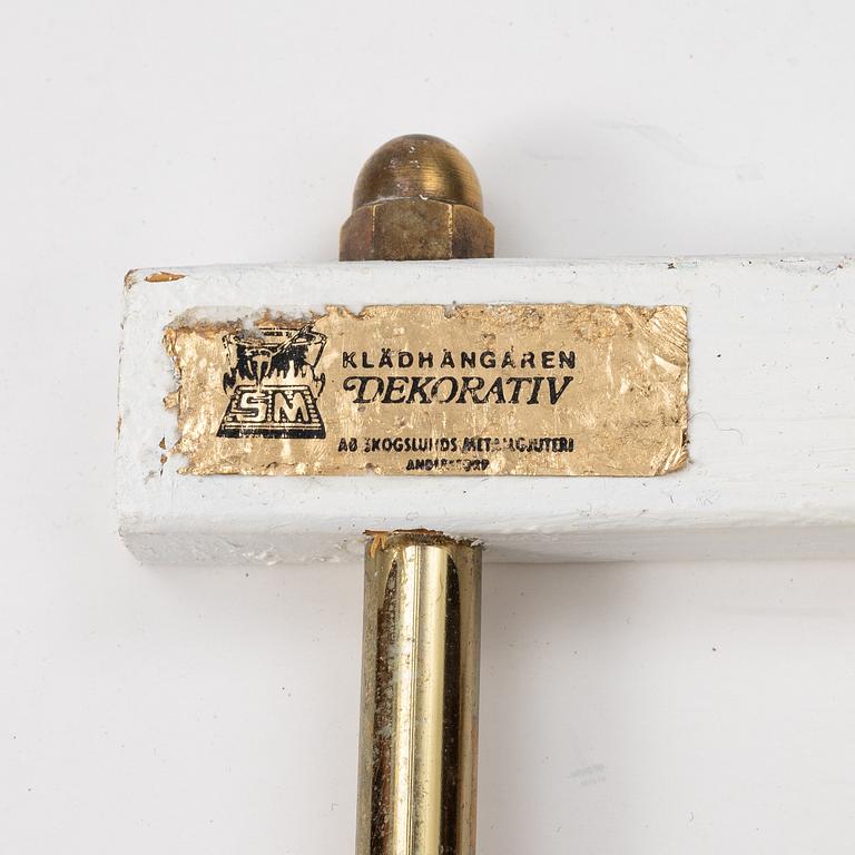Klädhängare, ett par, "Dekorativ", Skoglunds metallgjuteri, Anderstorp, 1950-/60-tal.