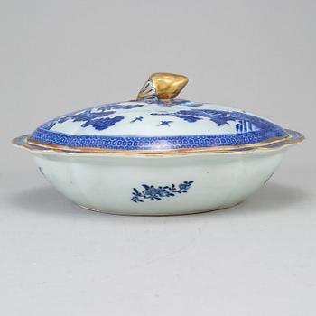 A blue and white vegetable tureen with cover, Qingdynasty, late 18th Century.