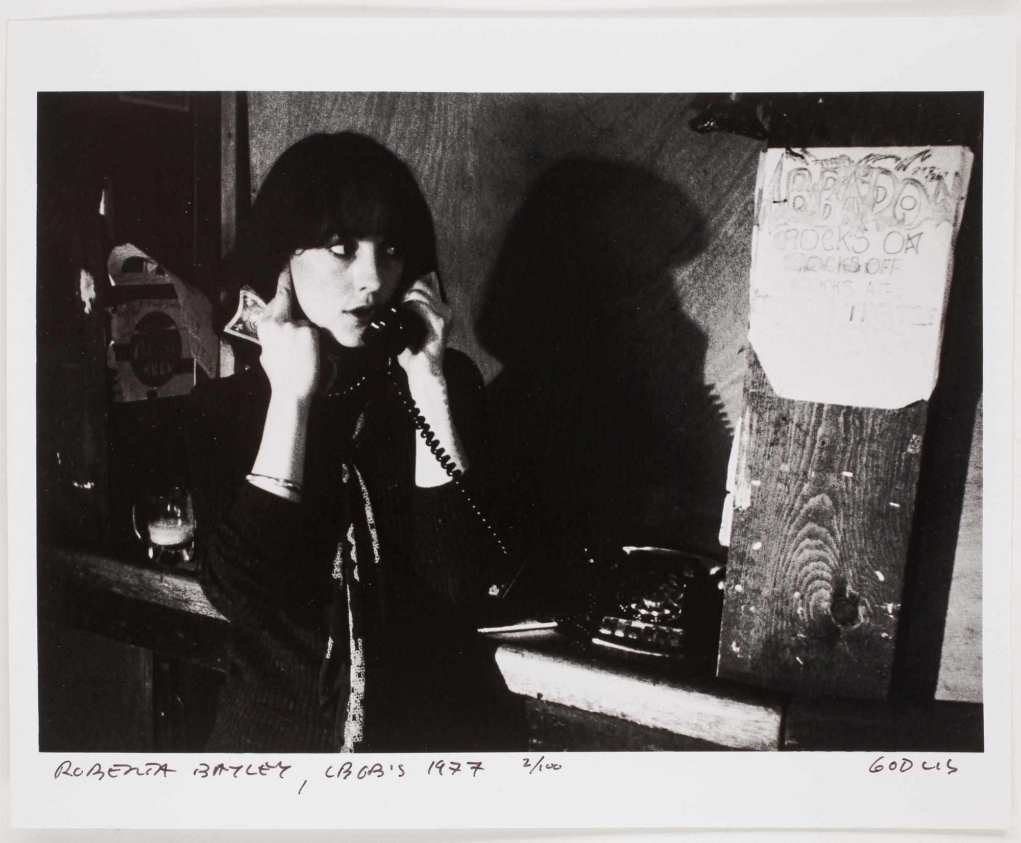 DAVID GODLIS, fotografi, signerat och numrerat 2/100. "Roberta Bayley at CBGB´S, 1977".