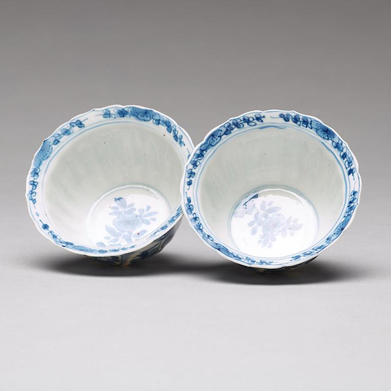 Six (2+2+2) blue and white cups with five (2+2+1) dishes, Qing dynasty, Kangxi (1662-1722).