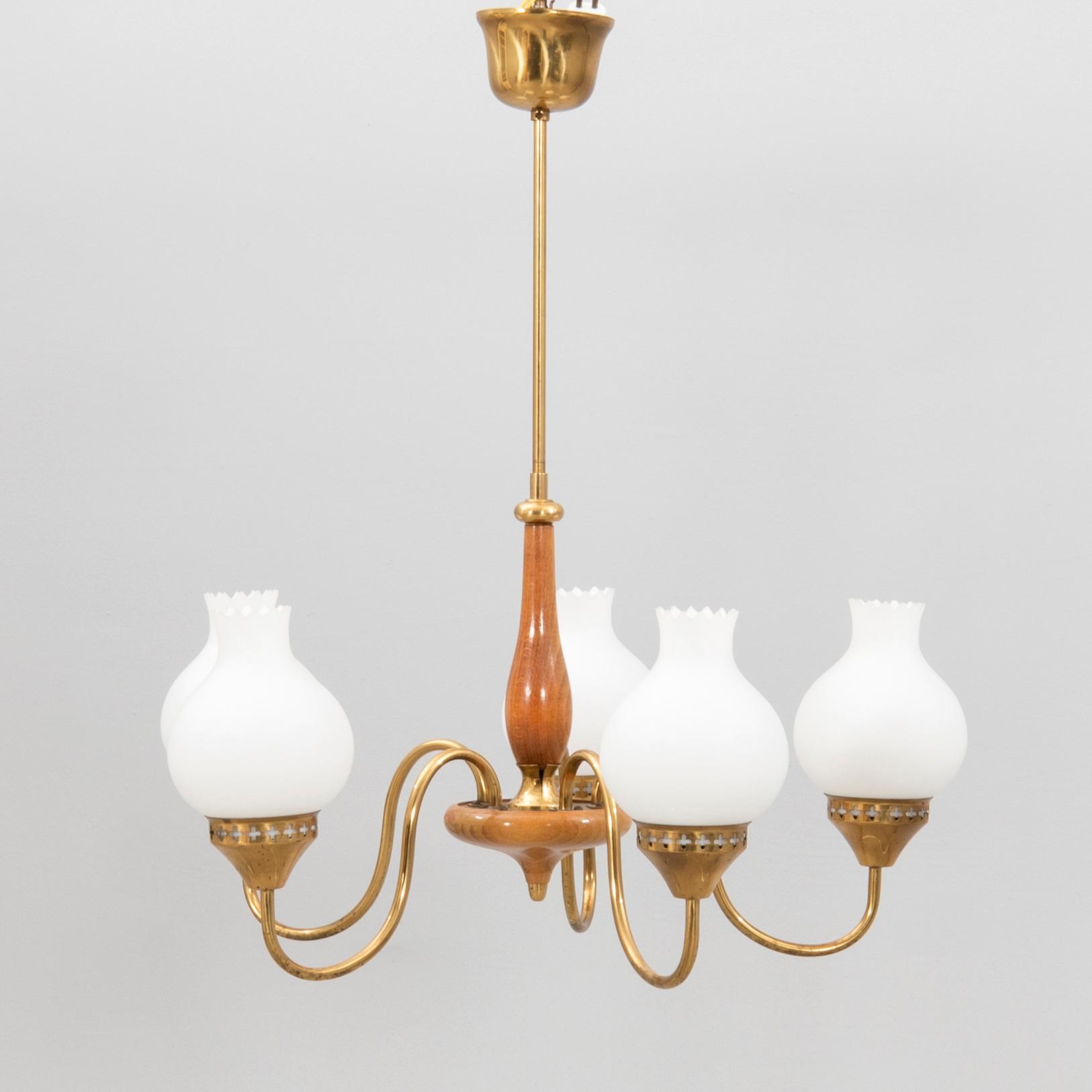 Taklampa 1900-talets mitt.