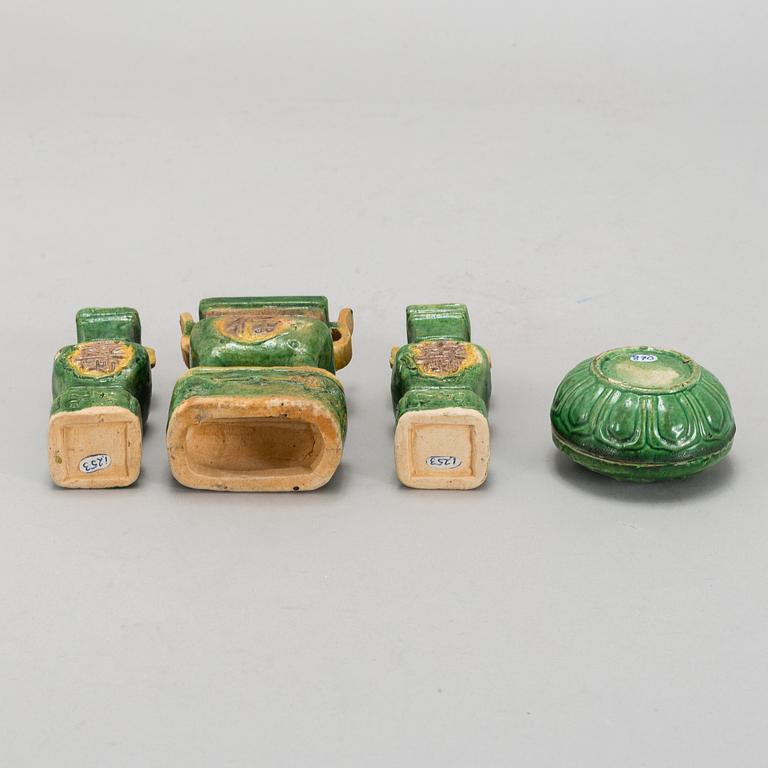 A green and yellow glazed altar garniture and a box with cover, Ming dynasty (1368-1644).