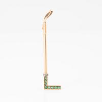 Brooch in the shape of a riding crop, 8K gold with faceted emeralds and rose-cut diamonds.