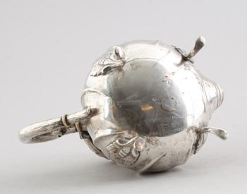 TEKANNA, silver, Danmark, 1900-talets första hälft. Vikt ca 459 gram.