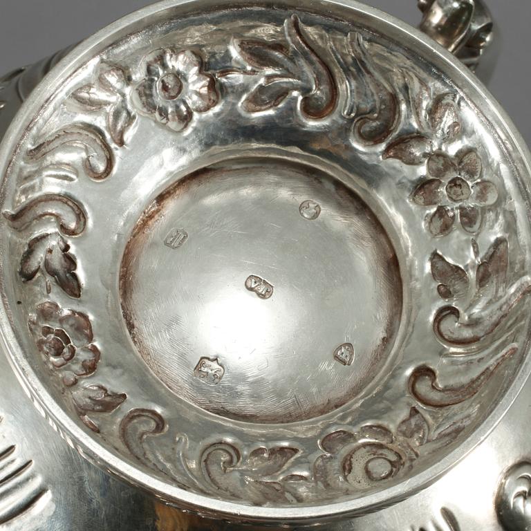 KANNA, silver, oidentifierad mästare J.A, London, England, 1852. Vikt 903 gram.