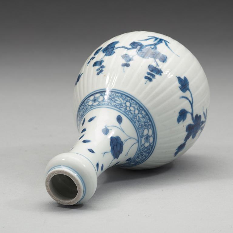 FLASKA, porslin. Qingdynastin, Kangxi (1662-1722).