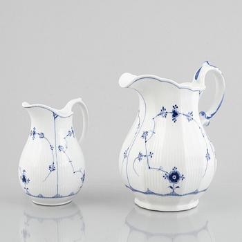 Kannor, två stycken, porslin, Royal Copenhagen, "Musselmalet", modell 157 och 427, 1893-1923.